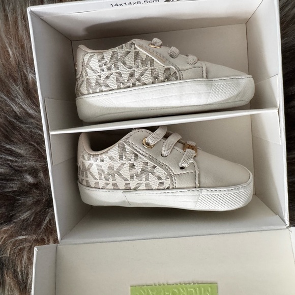 Michael Kors baby shoes - Picture 1 of 12